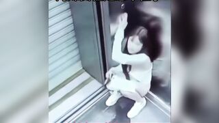 Cô gái nứng lồn đái trong thang máy