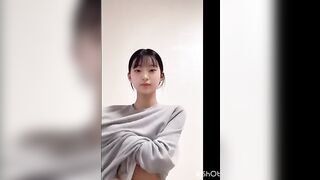 Nứng vcl em gái 2k6 lồn trọc mông căng căng đét khoe hàng cực dâm