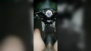 Biến thái chạy xe k mặc quần