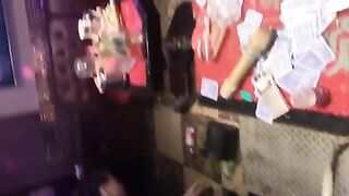 Khổ thân e nhân viên karaoke xinh đẹp trắng trẻo bị chơi tàn tạ nát ng ngay trg quán