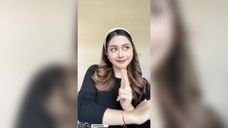 Gái xinh đeo khăn trùm đầu khoe lồn trọn vú bự dâm