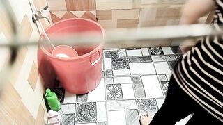 Chị dâu vú to tắm