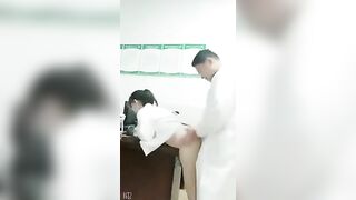Ở lại bệnh viện vô tình thấy cảnh bác sĩ cùng y tá thực tập tăng ca sung sức