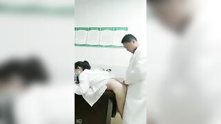 Ở lại bệnh viện vô tình thấy cảnh bác sĩ cùng y tá thực tập tăng ca sung sức