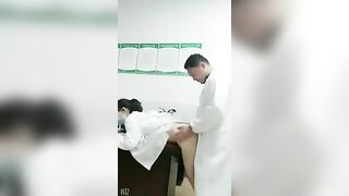 Ở lại bệnh viện vô tình thấy cảnh bác sĩ cùng y tá thực tập tăng ca sung sức