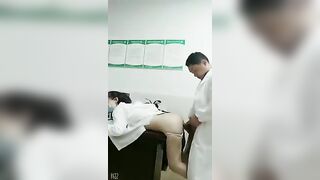 Ở lại bệnh viện vô tình thấy cảnh bác sĩ cùng y tá thực tập tăng ca sung sức