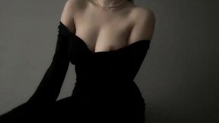 em sinh viên mặc đầm body đen khoe dáng đẹp vú to tròn