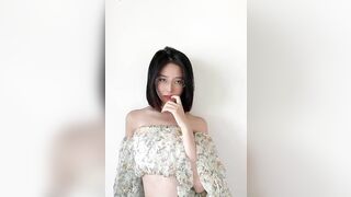 mặt đã xinh em còn đeo thêm kính thì nhìn dâm nhân x10