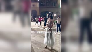 Cô gái mặt quần áo xuyên thấu nơi công cộng
