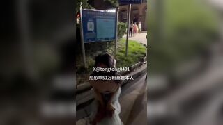 Cô gái mặt quần áo xuyên thấu nơi công cộng