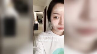 Cô gái khoe vú trước mặt người lạ