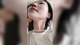 Cô gái khoe vú trước mặt người lạ