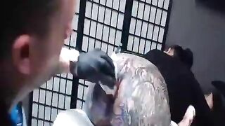 Xăm lồn cho chị khách, Mà cứ chảy đầy dâm thủy xin móc lồn