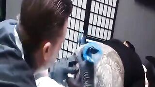 Xăm lồn cho chị khách, Mà cứ chảy đầy dâm thủy xin móc lồn