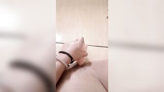 Nhìn em dâm rậm lông thọc dildo to vào bím rồi rên phê lòi mắt