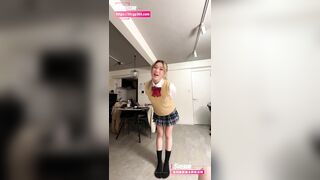Cô e họ nhỏ xinh đẹp của tôi không kiềm được mà lao vào bú cặc khi vừa đi học về