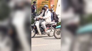 Ngồi sau nên phải chịu đau