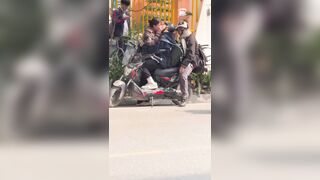 Ngồi sau nên phải chịu đau