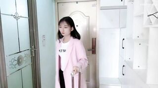 Thiếu tiền trả tiền phòng nên cô ấy trả bằng cơ thể của cô ấy