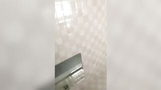 Em rau non học sinh trốn vào phòng tắm quay cởi đồ quay video show lồn hồng cho a xem