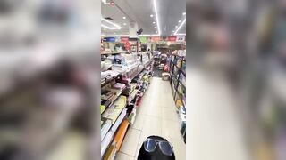 Em teen public bú cu trong nhà tắm, lúc cới ra thì body điểm 10