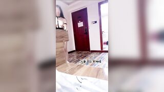Nghe lời chồng ở chuồng ra nhận hàng shipper
