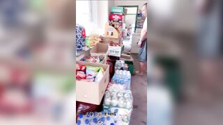 Cô gái mặc đồ như không mặc ở nơi công cộng