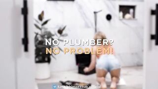 Con trai giúp mẹ kế sửa ống nước khi bố vắng nhà