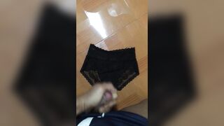 Mỗi khi chị gái kêu tôi đi giặt đồ ????