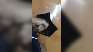 Mỗi khi chị gái kêu tôi đi giặt đồ ????