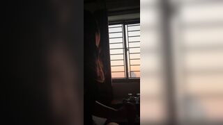 Em iu ngồi bên cửa sổ