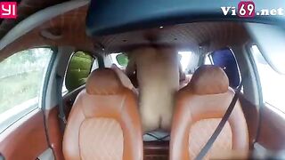 Anh taxi và người tình trốn chồng làm tình trên xe hơi