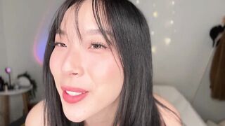Cô gái Hàn Quốc nhận được ba chiếc bánh kem khi mở hộp 25K sub (AMAF)