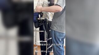 Cạ con cak lên bờ mông em gái đang chơi VR