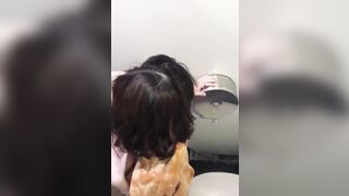 đang ỉa thì nghe tiếng chụt chụt, hóa ra là tiếng bú lồn. siêu phẩm quay lén