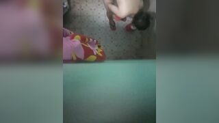 Quay lén vợ bạn tắm