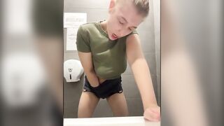 em gái nga lén vào wc thủ dâm