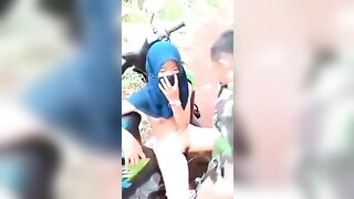 Đưa em sinh viên hàng ngon ra bờ sông địt nhau địt nhau luôn trên yên xe máy dâm đãng