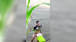 Gái xinh nóng bỏng doggy cực sướng bên bờ suối