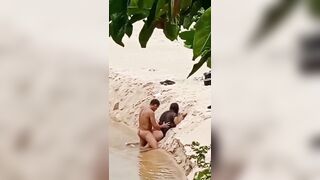 Dâm nữ chổng đít cho anh người yêu nện lút lồn ngay giữa suối