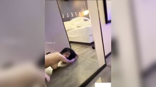 Em gái bị thanh niên dụ vào khách sạn r địt trước gương