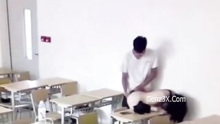 Quay lén sinh viên vụng trộm trong lớp