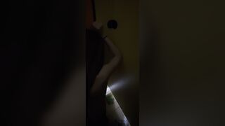 lén lút địt em sinh viên trong nhà vệ sinh ở trung tâm thương mại run quá