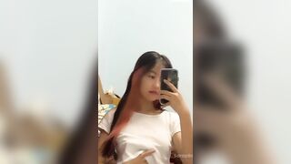 Em teen mới nhú tập tành show vú