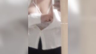 Mê mẩn em gái vú bự vạch áo khoe vú cặp bưởi trắng nõn thèm bú vãi lồn