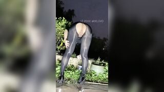 Gái dâm ra công viên thủ dâm mông to lồn múp chảy nước dâm đãng