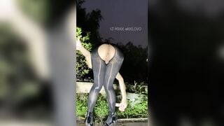 Gái dâm ra công viên thủ dâm mông to lồn múp chảy nước dâm đãng