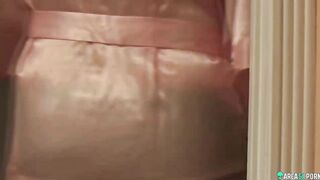 Mẹ kế nứng lồn quá,vào phòng con chồng địt trộm, và từ đó.....yêu nhau luôn
