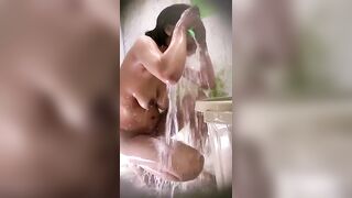 Con mất nết quay lén mẹ đi tắm