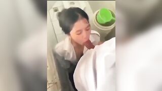 2 học sinh nứng giờ ra chơi vô nhà vệ sinh chịch